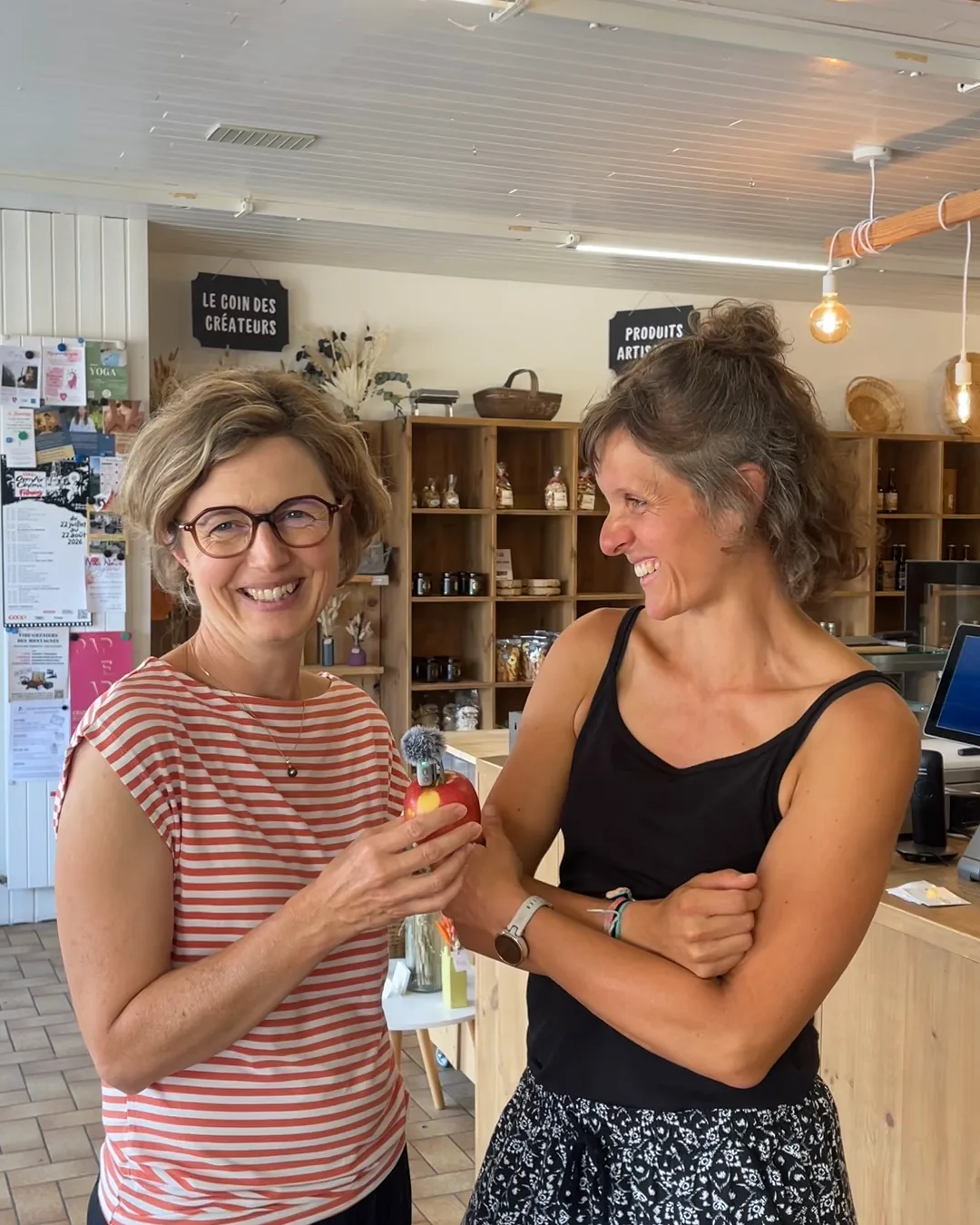 Corinne et Suzanne, de Patat’Attitude, rient ensemble dans la boutique